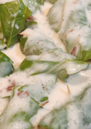 Una foto de Paquetes de acelga rellenos con salsa blanca