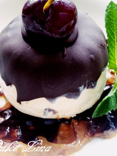 Una foto de Bomba helada de queso y dulce de leche con crujiente de chocolate