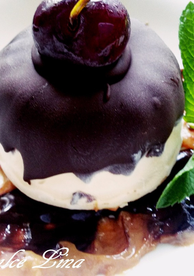 Una foto de Bomba helada de queso y dulce de leche con crujiente de chocolate