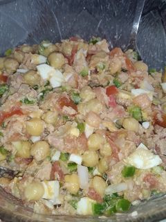 Una foto de Ensalada de garbanzos, huevo y atún