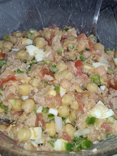 Una foto de Ensalada de garbanzos, huevo y atún
