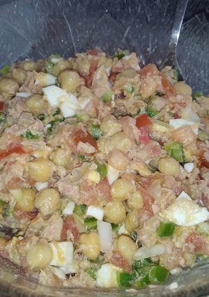 Una foto de Ensalada de garbanzos, huevo y atún
