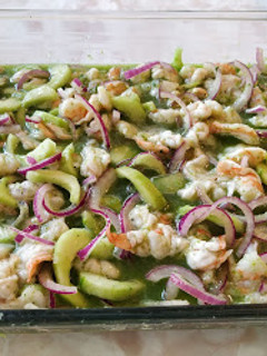 Una foto de Aguachile verde 🍤🍤🥒🥬🍵🍤🍤