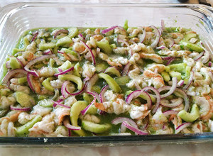 Una foto de Aguachile verde 🍤🍤🥒🥬🍵🍤🍤