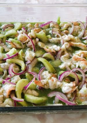 Una foto de Aguachile verde 🍤🍤🥒🥬🍵🍤🍤