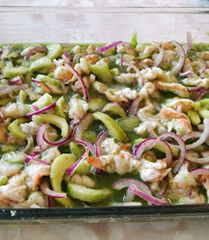 Una foto de Aguachile verde 🍤🍤🥒🥬🍵🍤🍤