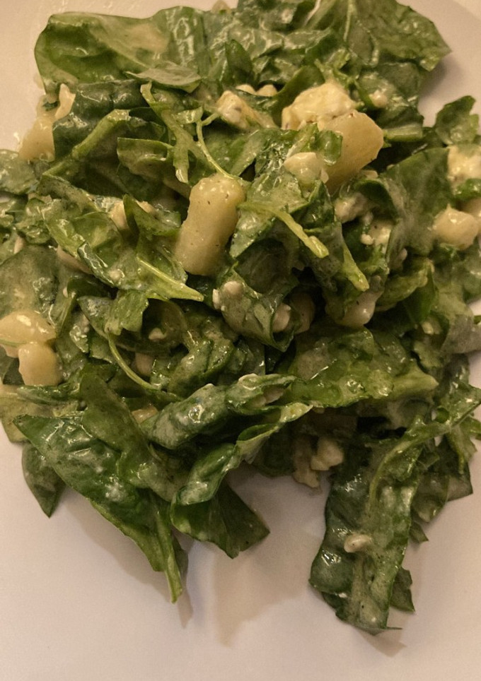 Una foto de Ensalada de rúcula, pera y queso azul (Rev.)