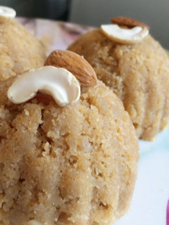 લાડુ (Laddu recipe in Gujarati) રેસીપી મુખ્ય ફોટો
