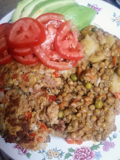 Una foto de Lentejitas Bbs. con Atún y ensalada🇵🇪