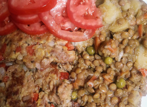 Una foto de Lentejitas Bbs. con Atún y ensalada🇵🇪