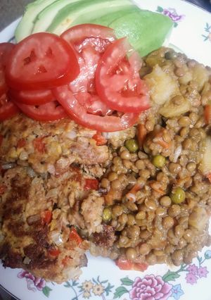 Una foto de Lentejitas Bbs. con Atún y ensalada🇵🇪