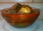 Una foto de acelgas con tomate y cebolla