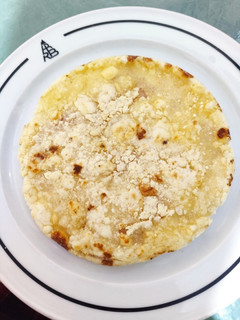 Una foto de Mbeju relleno con jamón y queso