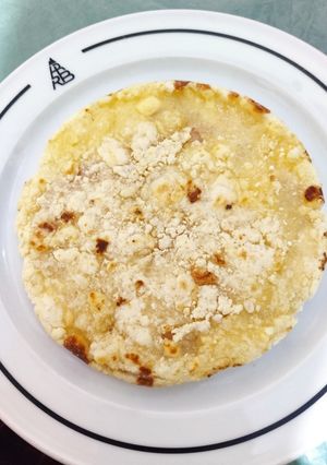 Una foto de Mbeju relleno con jamón y queso