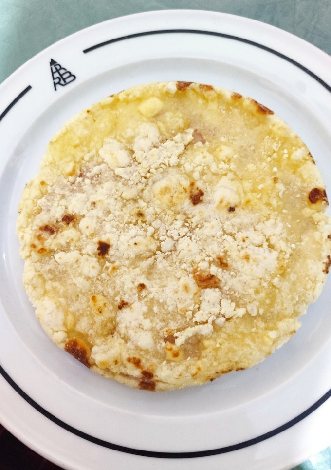 Una foto de Mbeju relleno con jamón y queso