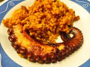 Una foto de paella de pollo en sarten