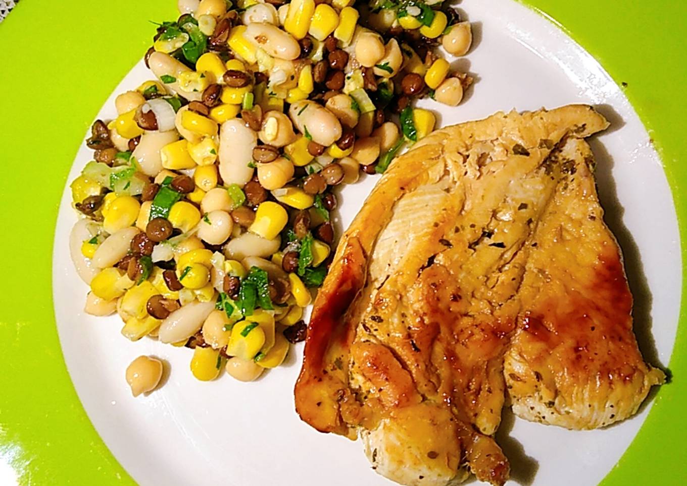 Pollo con ensalada mixta de legumbres!