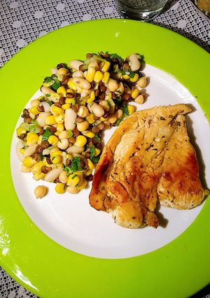 Una foto de Pollo con ensalada mixta de legumbres!