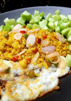 รูปของ ข้าวผัดไข่แดง ไข่ขาวกรอบ พริกน้ำปลา Yolk Fried Rice Crispy White