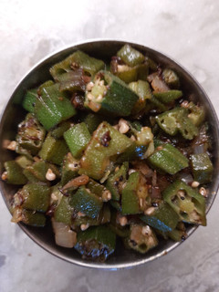 வெண்டைக்காய் மிளகு பொரியல்(vendakkai poriyal recipe in tamil) செய்முறை முக்கிய புகைப்படம்