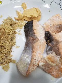 Una foto de Salmón con hummus y quinoa