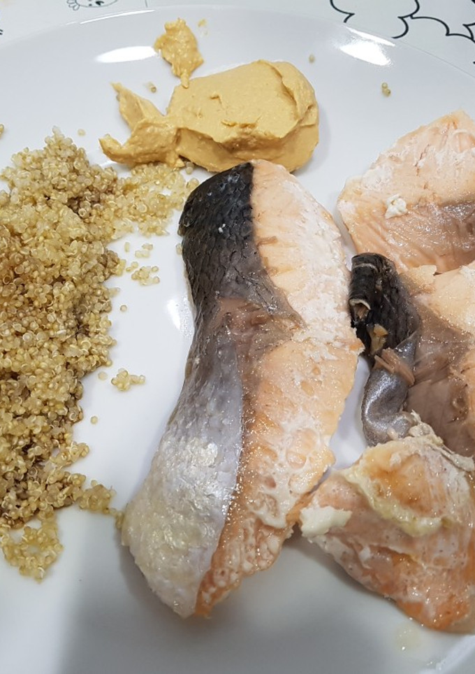 Una foto de Salmón con hummus y quinoa