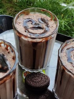 ओरिओ मिल्कशेक (oero milkshake recipe in marathi) रेसिपी चे मुख्य फोटो