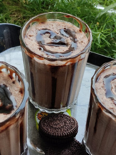 ओरिओ मिल्कशेक (oero milkshake recipe in marathi) रेसिपी चे मुख्य फोटो