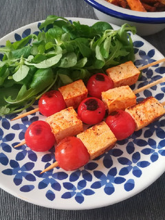 Una foto de Brochetas de tofu al pimentón con tomates cherry