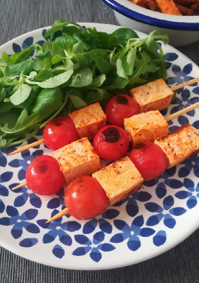 Una foto de Brochetas de tofu al pimentón con tomates cherry