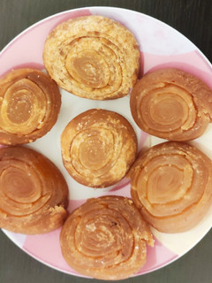 ஸ்பின் வீல் ஸ்வீட் (Spin wheel sweet recipe in tamil) செய்முறை முக்கிய புகைப்படம்