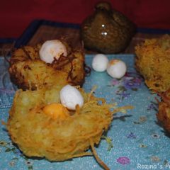 A picture of Pasta vermicelli nest with mashed potatoes.