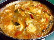 Una foto de bacalao fresco con cebollas