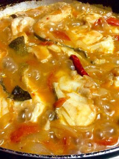 Una foto de Cazuela de bacalao fresco con cebolla, tomate y vino tinto