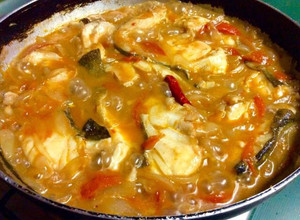 Foto principal de Cazuela de bacalao fresco con cebolla, tomate y vino tinto