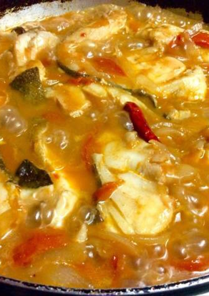 Una foto de Cazuela de bacalao fresco con cebolla, tomate y vino tinto