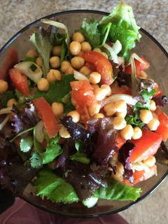 Foto de Salada de Alface com Grão de Bico