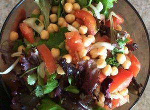 Foto de Salada de Alface com Grão de Bico
