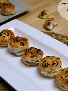 Una foto de Hojaldritos rellenos de paté de queso azul y dátiles