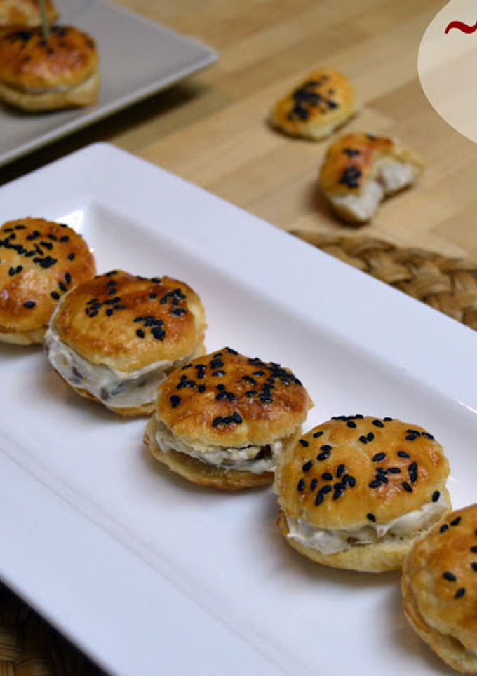 Una foto de Hojaldritos rellenos de paté de queso azul y dátiles