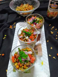 हेल्दी मिक्स स्प्राउट्स (Healthy mix sprouts recipe in Hindi) रेसिपी मुख्य फोटो