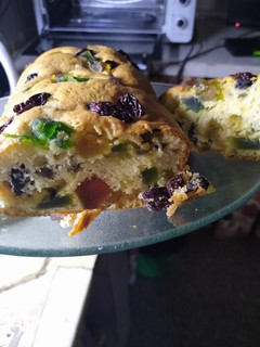 Una foto de Budín de frutas y de chispa con chocolate