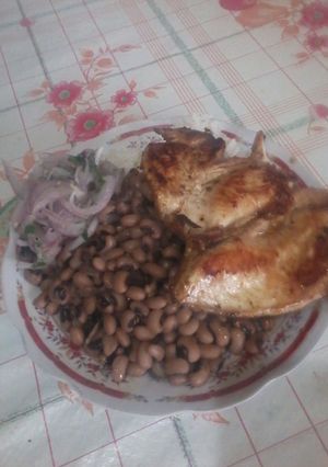 Una foto de Frejol castilla con pollo ala plancha