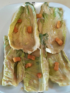 Una foto de Ensalada César (casi la genuina)