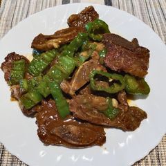 A picture of Beef with Black Pepper Sauce.