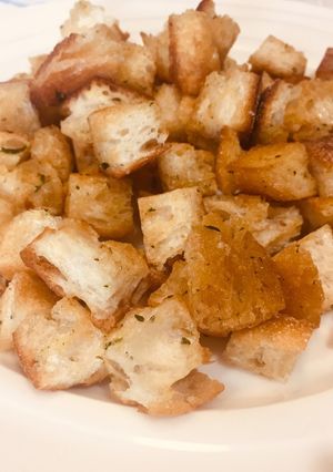 A picture of Crunchy Garlic & Thyme Croutons.