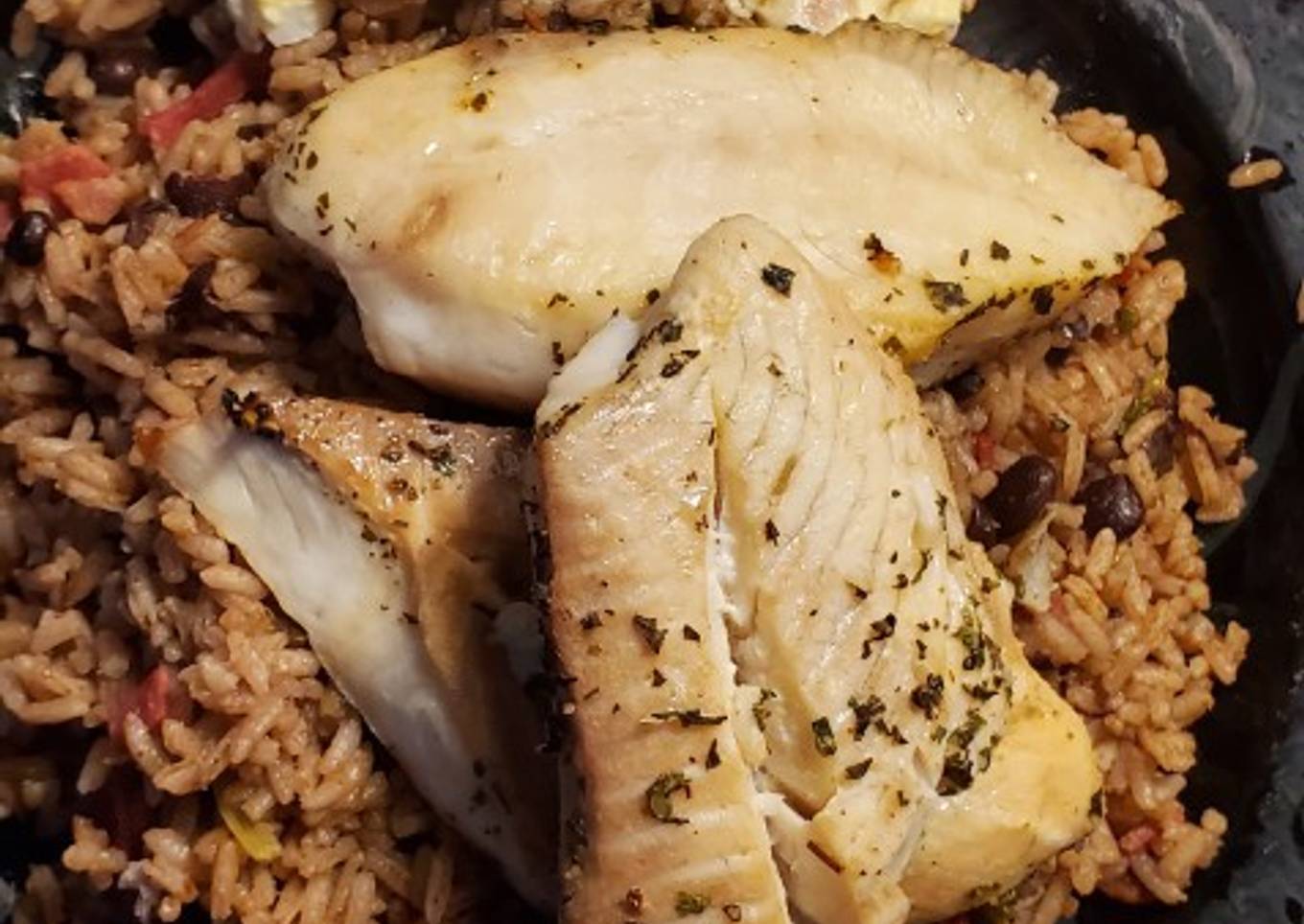 Moro con tocineta, pescado al horno y ensalada mixta.🇩🇴