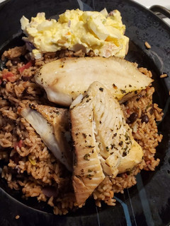 Una foto de Moro con tocineta, pescado al horno y ensalada mixta.🇩🇴