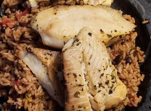Una foto de Moro con tocineta, pescado al horno y ensalada mixta.🇩🇴