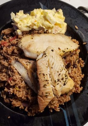Una foto de Moro con tocineta, pescado al horno y ensalada mixta.🇩🇴